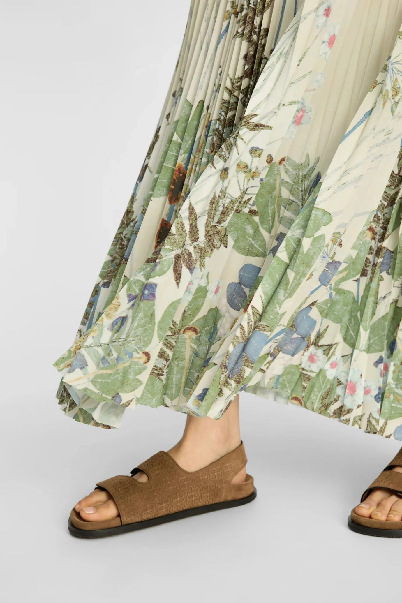 Taulla Creme Print Pleated Skirt